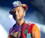 Christophe Maé arborait sa traditionnelle veste en patchwork multicolore, en Golfe-Juan le 25 juillet 2011.