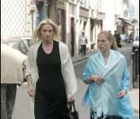Sarah Marshall et sa soeur Déborah assistent aux obsèques de Francine Gargia