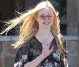 Elle Fanning souriante et fraîche dans les rues de Los Angeles le 25 juillet 2011