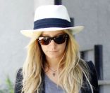 Ashley Tisdale se promène dans les rues de Los Angeles et se la joue rock-chic avec un chapeau Panama et des mini bottes cloutées. Los Angeles, le 27 juillet 2011. 