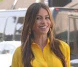 L'actrice Sofia Vergara mise sur le color block avec son chemisier jaune, accompagné d'un jean et d'espadrilles. Beverly Hills, le 28 juillet 2011. 