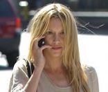 L'actrice Katie Cassidy arbore un look efficace alors qu'elle se rend à l'aéroport de Los Angeles. Le 28 juillet 2011. 
