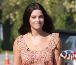 L'actrice Ashley Green arbore une combi-short fleurie alors qu'elle sort d'une séance shopping intensive. Los Angeles, le 28 juillet 2011. 