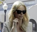 L'actrice sud-africaine Charlize Theron assure un sans faute lors de son arrivée au Comic-Con de San Diego, dans un blazer nude sur un top doré et un slim brut. Le 21 juillet 2011. 