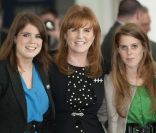 Sarah Ferguson entourée de ses filles Eugenie et Beatrice, à Newcastle, le 19 mai 2010.<br />
