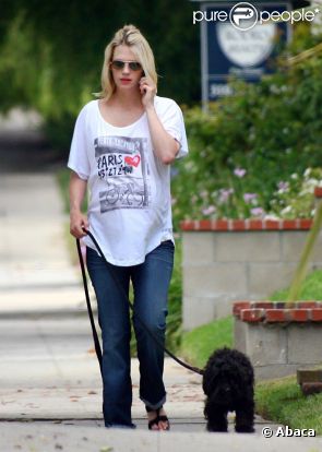 January Jones promène son chien dans les rues de Los Angeles, le 29 juillet 2011.