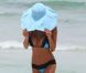 Quelle bimbo de 39 ans à la plastique de rêve se cache sous ce chapeau ?