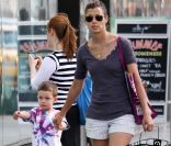 Bridget Moyhanan et son fils John, qu'elle a eu avec Tom Brady, se promène dans les rues de New York, le 31 juillet 2011. 