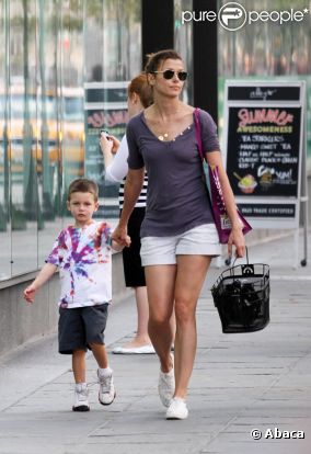 Bridget Moyhanan et son fils John, qu'elle a eu avec Tom Brady, se promène dans les rues de New York, le 31 juillet 2011. 