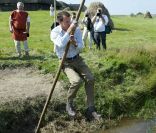 Le prince Joachim amenait ses fils les princes Nikolai, 12 ans, et Felix, 9 ans, à la découverte des us de l'âge de fer, au Hjemsted Oldtidspark, dans le Jylland, le 2 août 2011. 