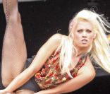 Kimberly Wyatt, ancienne Pussycat Dolls, en pleine performance avec son nouveau groupe lors du Party In The Park festival in Leeds, au Royaume-Uni, le 31 juillet.  