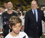 Le prince Albert de Monaco au milieu des enfants et des stars d\'aujourd\'hui (Patrice Evra) comme d\'hier (Fabien Barthez) de Manchester United, le 2 août 2011 à Louis II, pour le match de gala entre l\'OM et Manchester United au profit de l\'association