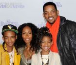 <p>Will Smith, son épouse Jada Pinkett Smith, et leurs enfants Willow Smith et Jaden Smith à Los Angeles en février 2011</p>