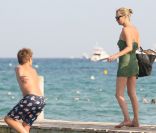 Kate Moss n'a pas fait de cadeau à un enfant sur la plage à Saint-Tropez, en le poussant dans l'eau.