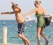 Kate Moss s'en prend à un enfant sur la plage, et ça l'amuse !