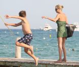 Kate Moss n'a pas fait de cadeau à un enfant sur la plage à Saint-Tropez, en le poussant dans l'eau.