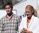 Blake Lively et Chace Crawford sur le tournage de Gossip Girl à Venice Beach, Los Angeles, le 4 août 2011. Lors de la scène, le couple sombre dans l'illégalité en allant acheter du cannabis !