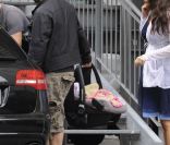 Le carrosse de bébé est avancé... Eros Ramazzotti et sa compagne Marica Pellegrinelli le 5 août 2011 à la sortie de l'hôpital de Clusone, en Lombardie, avec leur bébé né quelques heures auparavant, Raffaela.