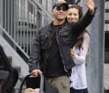  Première rencontre avec les fans et les paparazzi pour Raffaela... 
 Eros Ramazzotti et sa compagne Marica Pellegrinelli le 5 août 2011 à la sortie de l'hôpital de Clusone, en Lombardie, avec leur bébé né quelques heures auparavant, Raffaela. 