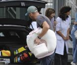 Eros Ramazzotti, bien équipé, et sa compagne Marica Pellegrinelli le 5 août 2011 à la sortie de l'hôpital de Clusone, en Lombardie, avec leur bébé né quelques heures auparavant, Raffaela.
