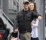 Eros Ramazzotti et sa compagne Marica Pellegrinelli le 5 août 2011 à la sortie de l'hôpital de Clusone, en Lombardie, avec leur bébé né quelques heures auparavant, Raffaela.