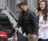  Premier tour en voiture pour Raffaela... 
 Eros Ramazzotti et sa compagne Marica Pellegrinelli le 5 août 2011 à la sortie de l'hôpital de Clusone, en Lombardie, avec leur bébé né quelques heures auparavant, Raffaela. 