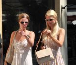 Paris Hilton se promène avec sa soeur Nicky à St-Tropez, vendredi 5 août 2011.