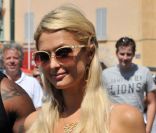 Paris Hilton se promène à St-Tropez, vendredi 5 août 2011.