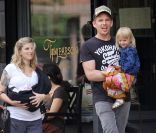 Ethan Hawke avec sa femme Ryan et ses enfants Maya et Clementine à New York le 7 août 2011
