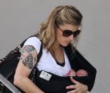 La femme d'Ethan Hawke, Ryan, porte leur dernier enfant, Indiana à New York le 7 août 2011