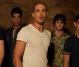 En juillet 2011, le single de The Wanted  Glad you came  se classe en tête des ventes anglaises dès sa sortie.