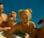 En juin 1999,  Bring it all back  révèle le groupe S Club 7.