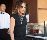 Steven Tyler suit les traces de Karl Lagerfeld et se lance dans la création pour Macy's