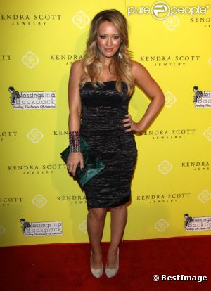 Hilary Duff pose sur le tapis rouge à l'occasion de l'ouverture de la bijouterie Kendra Scott à Los Angeles, le 10 août 2011.