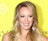 Hilary Duff pose sur le tapis rouge à l'occasion de l'ouverture de la bijouterie Kendra Scott à Los Angeles, le 10 août 2011.