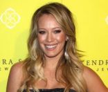 Hilary Duff pose sur le tapis rouge à l'occasion de l'ouverture de la bijouterie Kendra Scott à Los Angeles, le 10 août 2011.