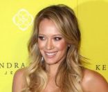 Hilary Duff pose sur le tapis rouge à l'occasion de l'ouverture de la bijouterie Kendra Scott à Los Angeles, le 10 août 2011.