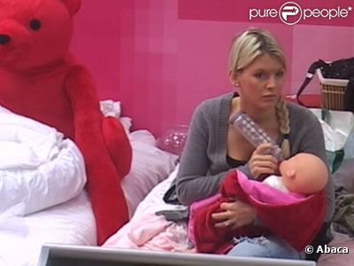 Amélie avec un poupon, dans Secret Story 4.