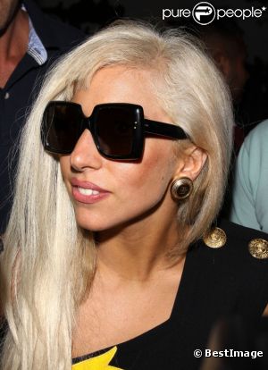  Lady Gaga, souriante et élégante à la sortie de la maison de la mode à Los Angeles le 12 août 2011 
 &nbsp; 