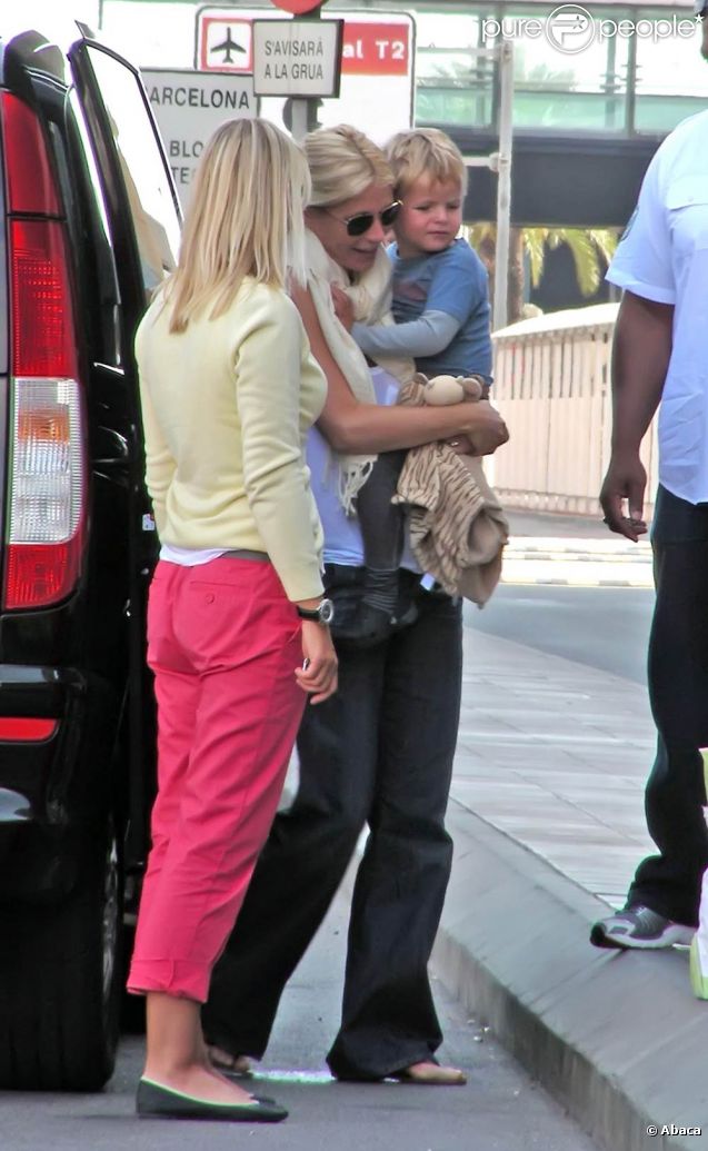  Gwyneth et ses enfants en septembre 2009. 
 Gwyneth Paltrow et Chris Martin, mariés depuis 2003, échappent désespérément aux photographes. Les voir avec leurs enfants Apple et Moses est un vrai événement... 