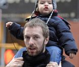  Chris Martin avec son fils Moses en janvier 2008. 
 Gwyneth Paltrow et Chris Martin, mariés depuis 2003, échappent désespérément aux photographes. Les voir avec leurs enfants Apple et Moses est un vrai événement... 