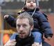  Chris Martin avec son fils Moses en janvier 2008. 
 Gwyneth Paltrow et Chris Martin, mariés depuis 2003, échappent désespérément aux photographes. Les voir avec leurs enfants Apple et Moses est un vrai événement... 