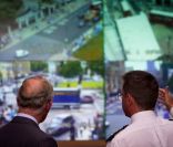 Le prince Charles et Camilla Parker Bowles ont interrompu leurs vacances en Ecosse pour se déplacer dans les zones les plus durement touchées par les émeutes du mois d'août. Le 17 août 2011, ils ont visité le centre de commandement, de surveillance et de communications de la Metropolitan Police, à Londres. 
