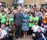 Le prince Charles et Camilla Parker Bowles ont interrompu leurs vacances en Ecosse pour se déplacer dans les zones les plus durement touchées par les émeutes du mois d'août. Le 17 août 2011, ils étaient à Croydon, dans le Surrey.