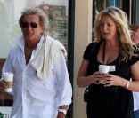 Rod Stewart, accompagné de Penny Lancaster, se rend à la maternité du Cedars Sinai Hospital pour rendre visite à  sa fille Kimberly Stewart qui vient d'accoucher d'une petite fille le 21 août 2011