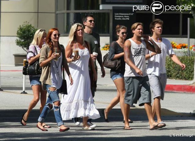 Rod Stewart, accompagné de Penny Lancaster et de sa nombreuse famille, se rend à la maternité du Cedars Sinai Hospital pour rendre visite à  sa fille Kimberly Stewart qui vient d'accoucher d'une petite fille le 21 août 2011