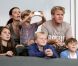 Gordon Ramsay, lors d'un match des L.A Galaxy, surveille les enfants de David Beckham, qui s'amusent beaucoup avec les siens. 20 août 2011