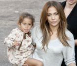 Jennifer Lopez sur le tournage de son clip fait une pause bien méritée avec sa fille Emme. Le 22 août 2011