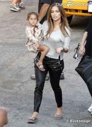 Jennifer Lopez sur le tournage de son clip fait une pause bien méritée avec sa fille Emme. Le 22 août 2011