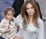Jennifer Lopez sur le tournage de son clip fait une pause bien méritée avec sa fille Emme. Le 22 août 2011